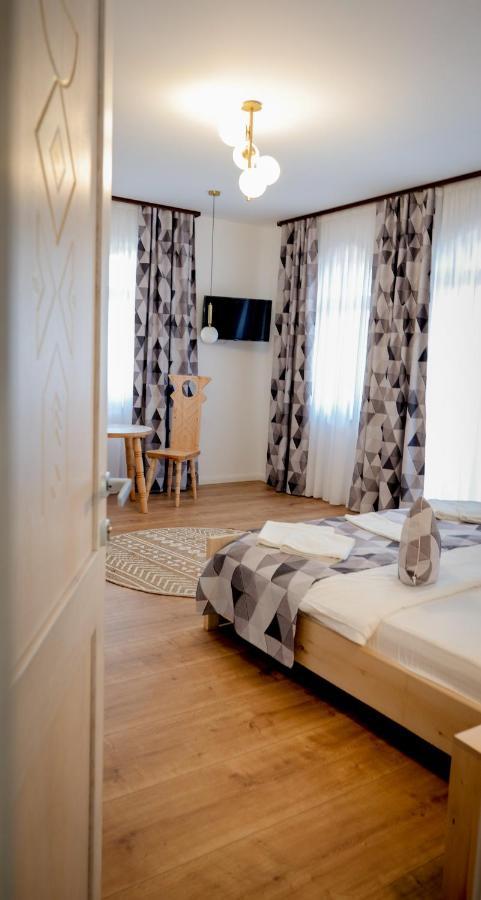 Conacul Olarilor Bed & Breakfast Baia de Fier Bagian luar foto