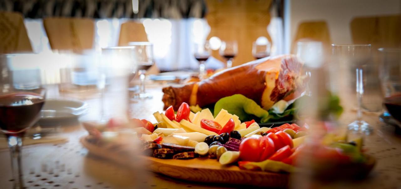 Conacul Olarilor Bed & Breakfast Baia de Fier Bagian luar foto