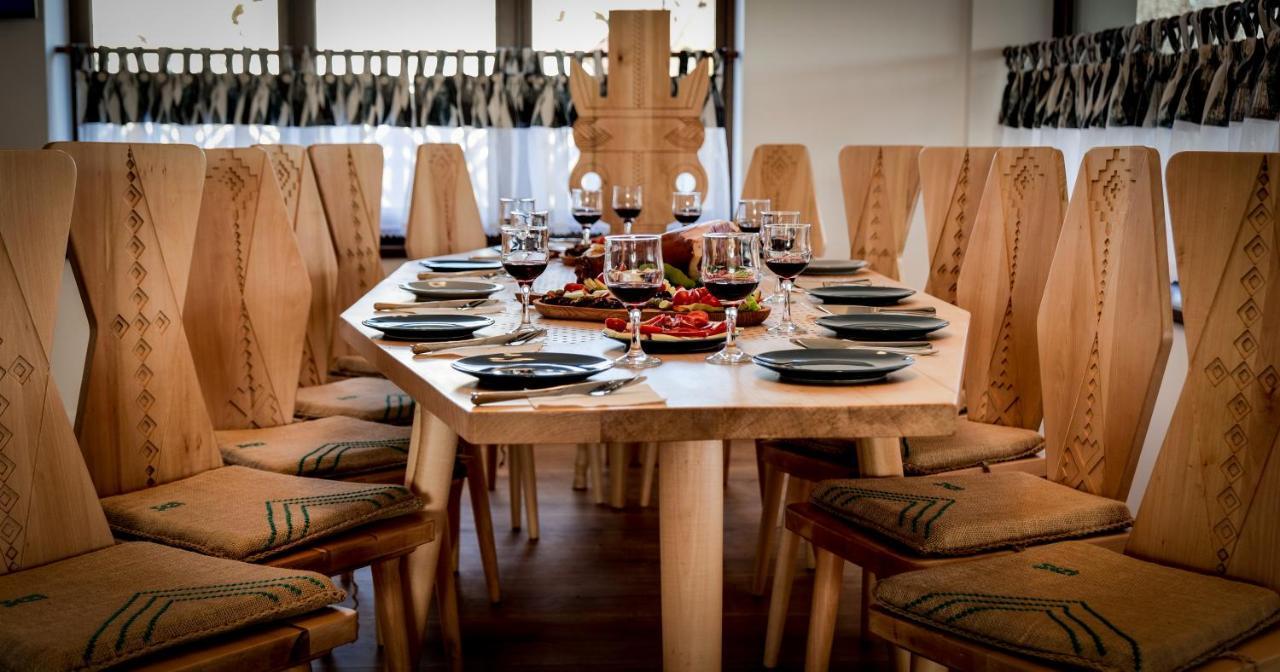 Conacul Olarilor Bed & Breakfast Baia de Fier Bagian luar foto